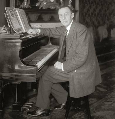 Rachmaninoff_seated_at_Steinway_grand_piano.jpg
